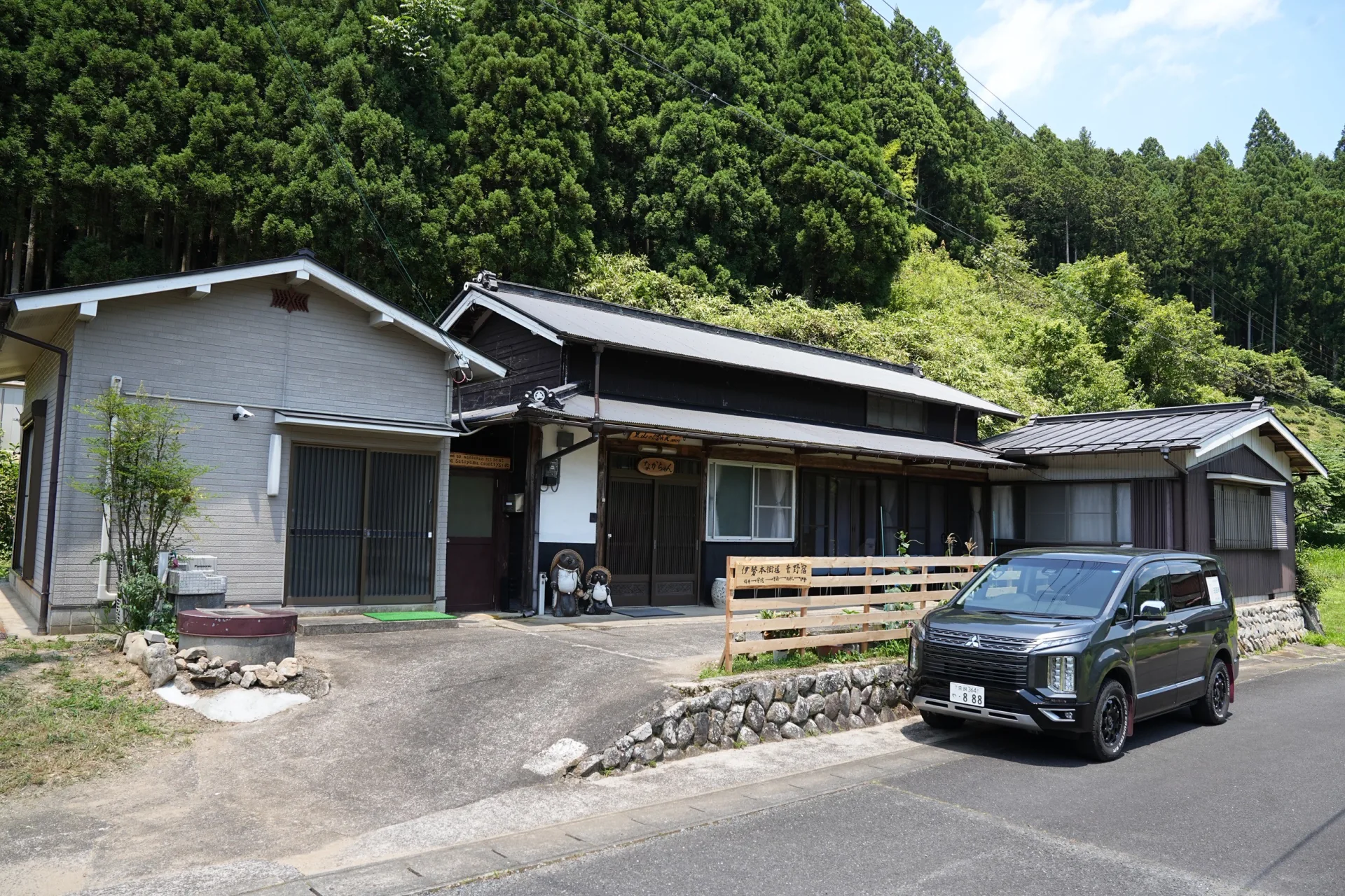 御杖村の里山に佇む民泊なかちゃんの外観