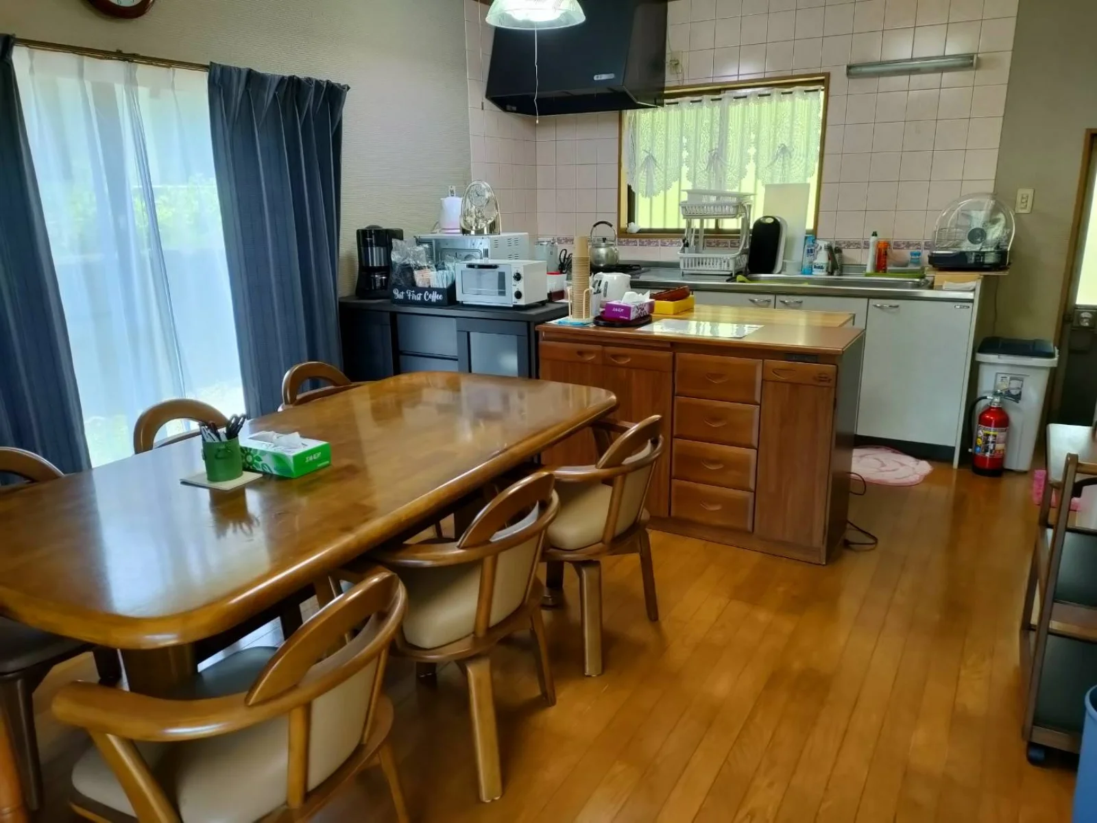 別棟の自由キッチンと食堂